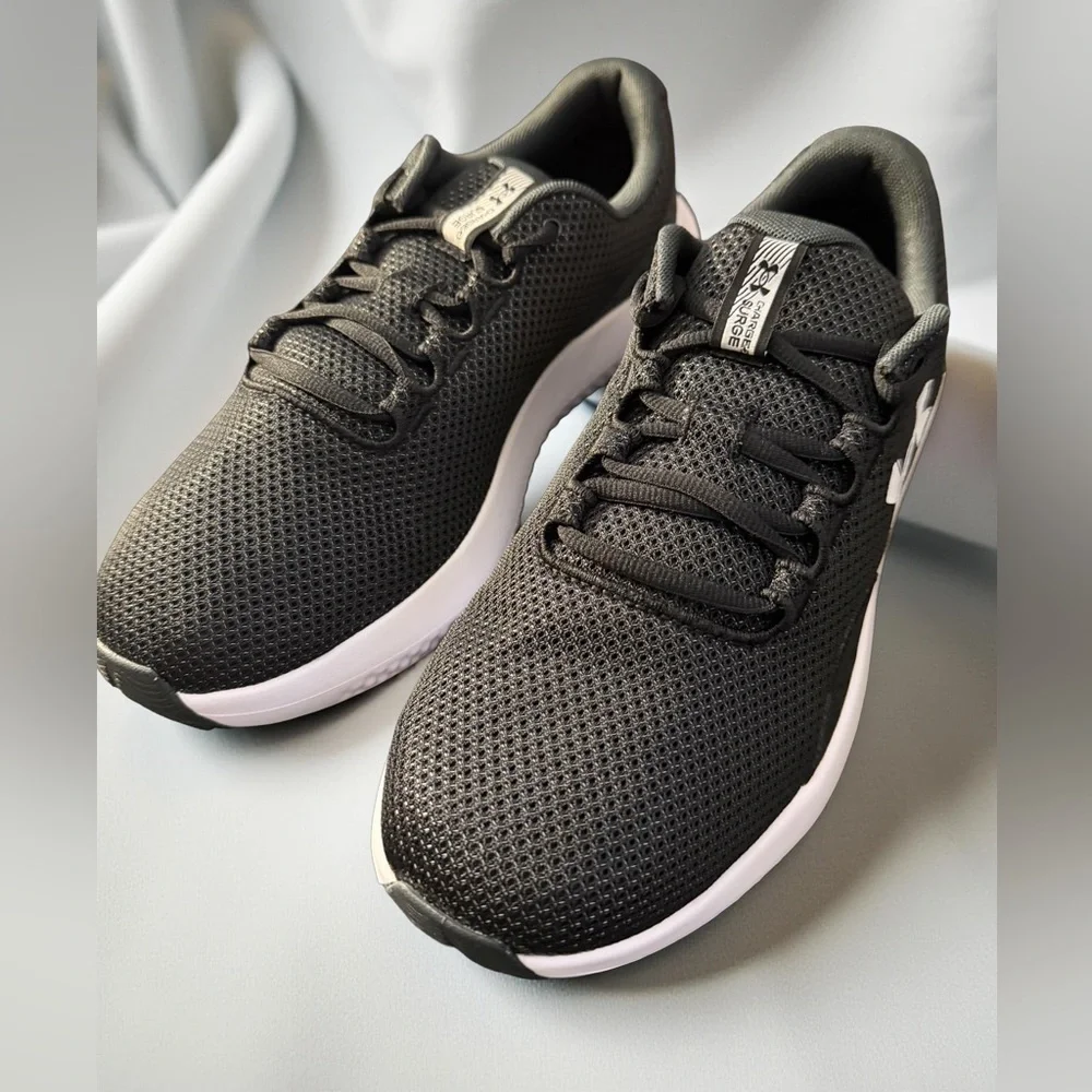 NWT Under Armour Surge 4 Running Shoes Black/Gray/White Size 10.5